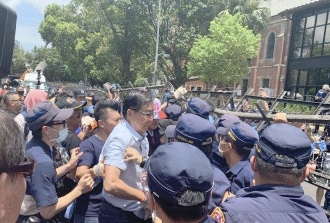 警民发生肢体冲突（中评社）