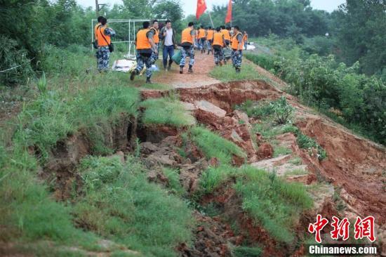 湖北黄梅考田河出现漫堤溃坝 多方力量紧急抢险