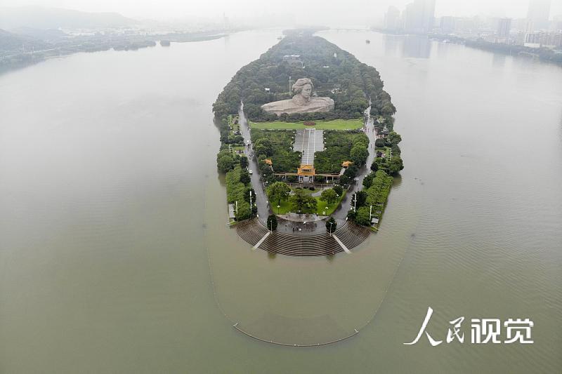 2020年7月10日，长沙橘子洲的亲水步道已被大水淹没。  人民视觉 图