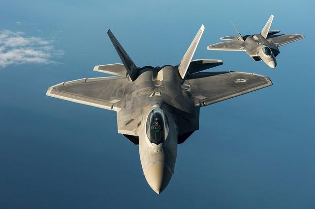 F-22伴飞图-142MK后，美国人突然发文称，记住越南！有何用意？