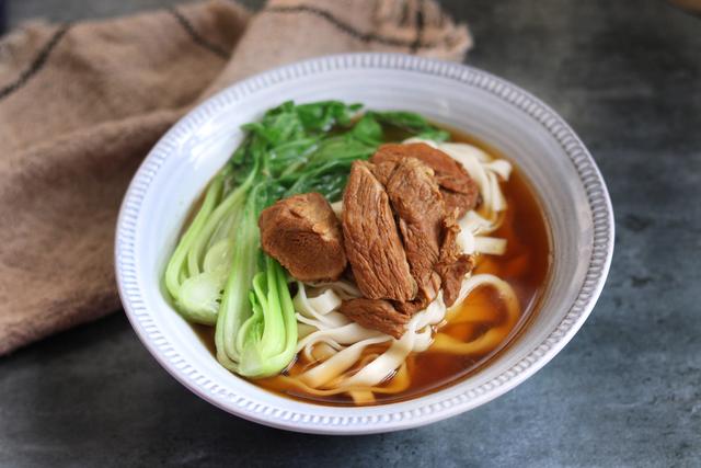 外面的牛肉面很贵，教你在家做私房牛肉面，干净卫生还好吃