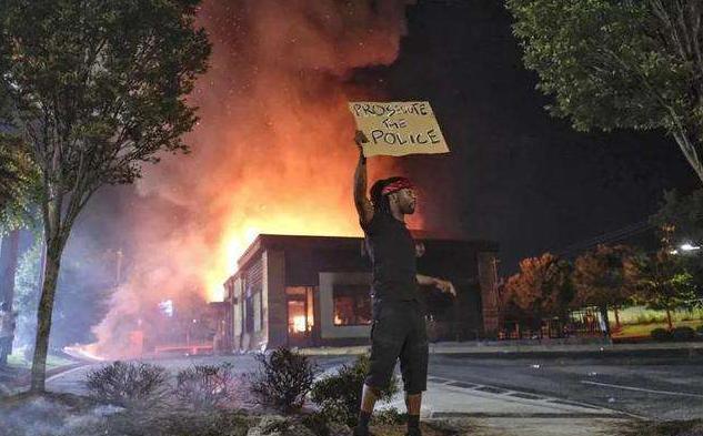 美国搞骚乱待遇不一样：西雅图从背后刀捅警察，多地开始秋后算账