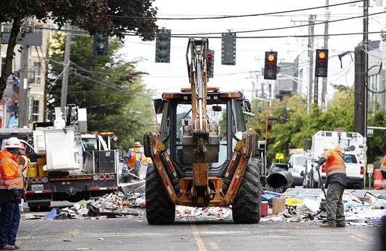 美国搞骚乱待遇不一样：西雅图从背后刀捅警察，多地开始秋后算账