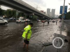 倾盆大雨中你赤脚清障的样子真帅！