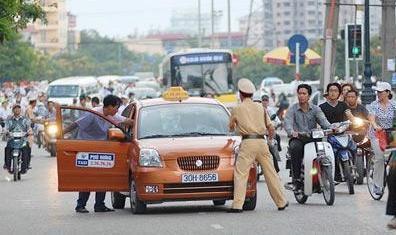 越南警察街头执勤真疯狂，为树形象，矮个大肚警察不得街头执勤