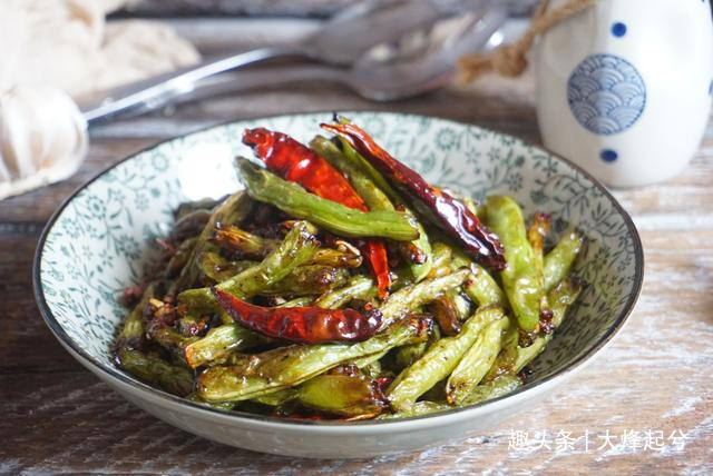 家常干煸豆角，麻辣鲜香软嫩入味，特下饭，老公说比饭店的还美味