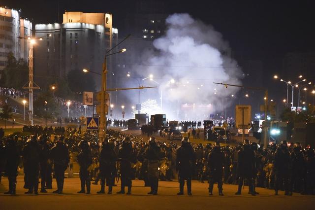 白俄罗斯大选结果刚出，全国各地爆发抗议，首都街头传出爆炸声