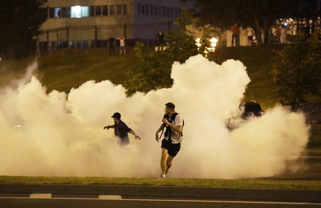 白俄罗斯大选结果刚出，全国各地爆发抗议，首都街头传出爆炸声