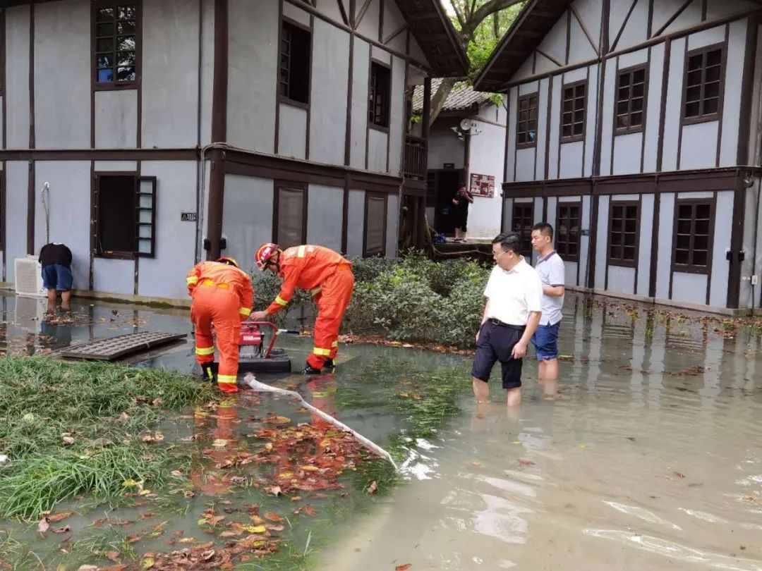 红岩联线主要领导第一时间赶赴现场，调度指挥，协调消防、城管、救援、街道等政府职能部门和联线职工抢险救灾