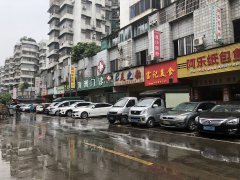 一名醉酒男子进入路边停放的小轿车内