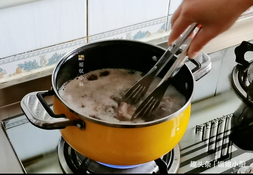 天冷了想吃炖菜，排骨芋头扔进砂锅炖一炖，热气腾腾味道鲜美绵糯