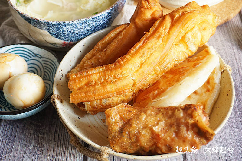 天津人最爱吃的传统早点，大饼卷圈，嘎巴菜，比煎饼果子还好吃