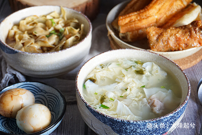 天津人最爱吃的传统早点，大饼卷圈，嘎巴菜，比煎饼果子还好吃