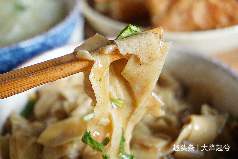 天津人最爱吃的传统早点，大饼卷圈，嘎巴菜，比煎饼果子还好吃