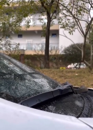 11日中午，清远市区下起雨夹雪