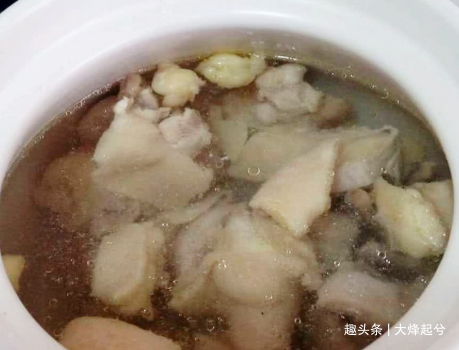 炖鸡汤时，先焯水还是直接下锅煎？大厨：做对了，鸡汤香还不油腻