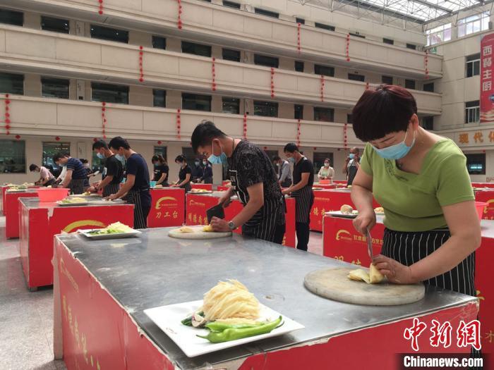 资料图：2020年6月，兰州市城关区就业服务中心与当地一家烹饪培训学校一起举行就业技能免费培训。张婧 摄