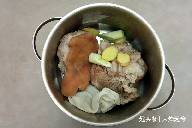 家宴重磅菜红烧蹄膀，皮糯肉酥入口即化，学会春节露一手