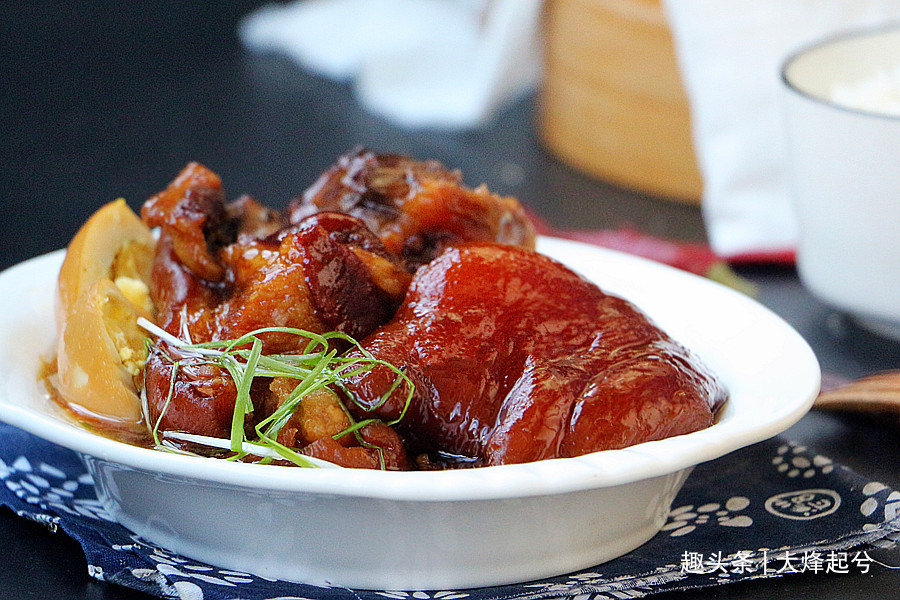 家宴重磅菜红烧蹄膀，皮糯肉酥入口即化，学会春节露一手