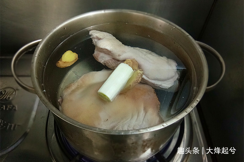 家宴重磅菜红烧蹄膀，皮糯肉酥入口即化，学会春节露一手