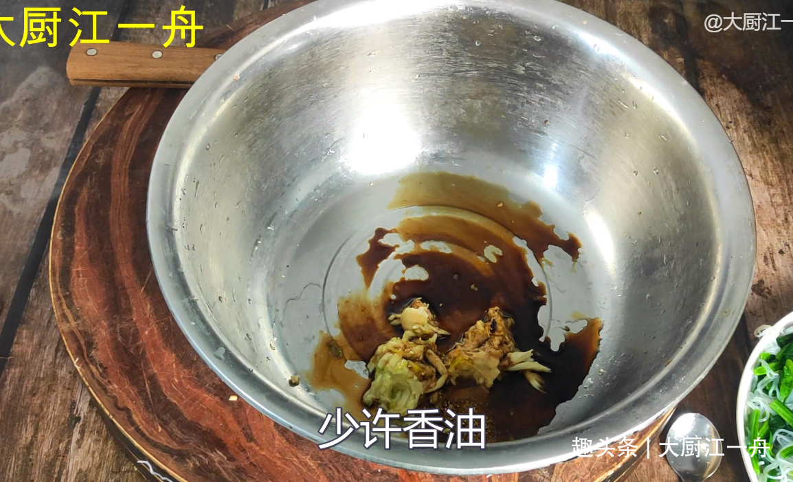 怪不得饭店的凉拌菠菜那么好吃？原来做法有诀窍，3分钟就学会