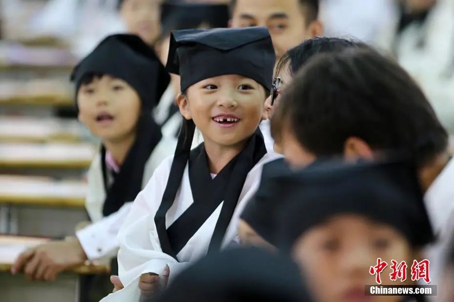 资料图：南京小学生着汉服“开笔”启蒙。泱波 摄对于设立国家汉服日你怎么看？