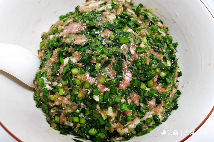 做韭菜猪肉馅饺子，记住“4要点”，韭菜不出水，饺子鲜香味道好