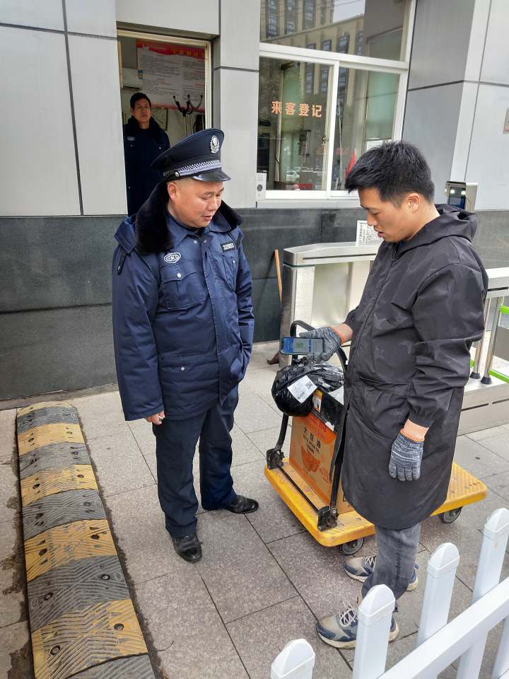 女孩不慎跌入窨井中，污水过胸……危急时刻，他们出手了