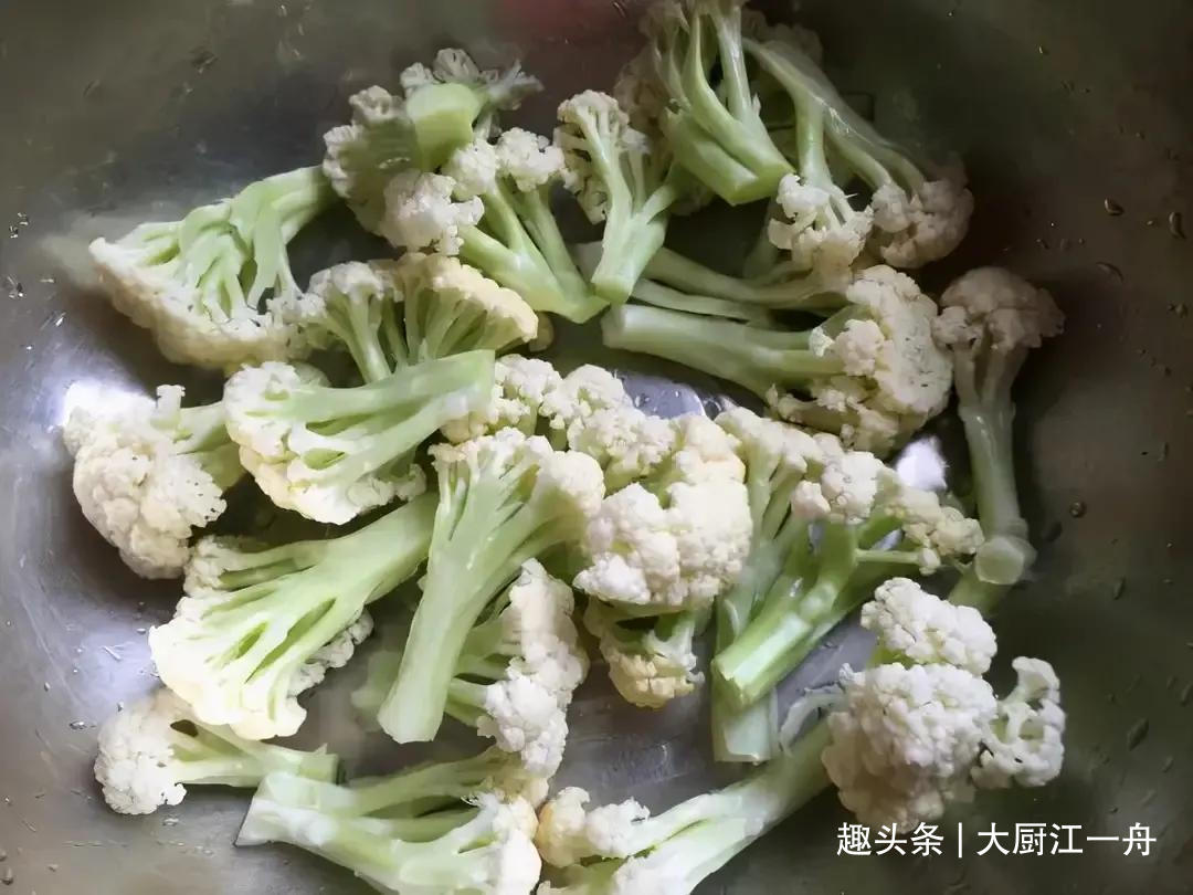 炒菜花，到底焯水还是过油？正确做法原来是这样，很多人还不知道