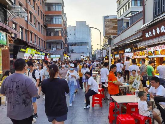 重新热闹的武汉街道。图源：受访者供图