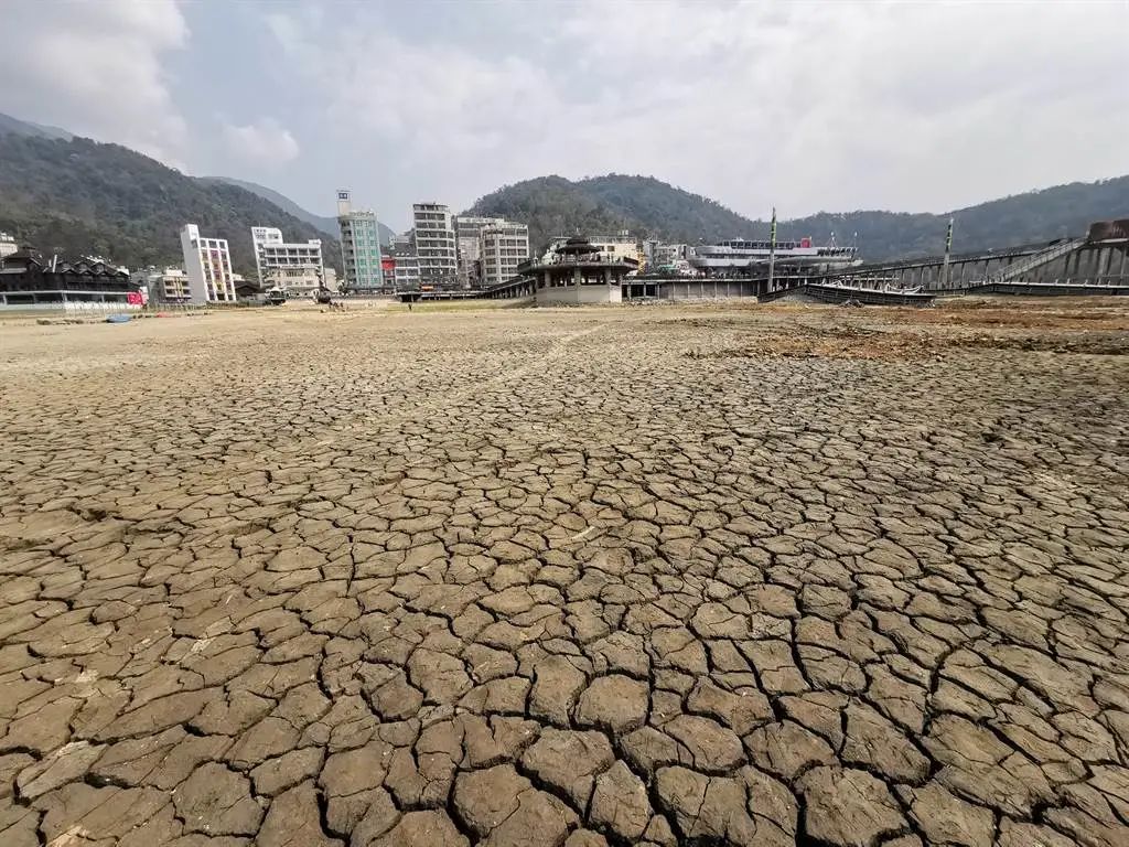 日月潭底整片土地龟裂  图源：中时新闻网