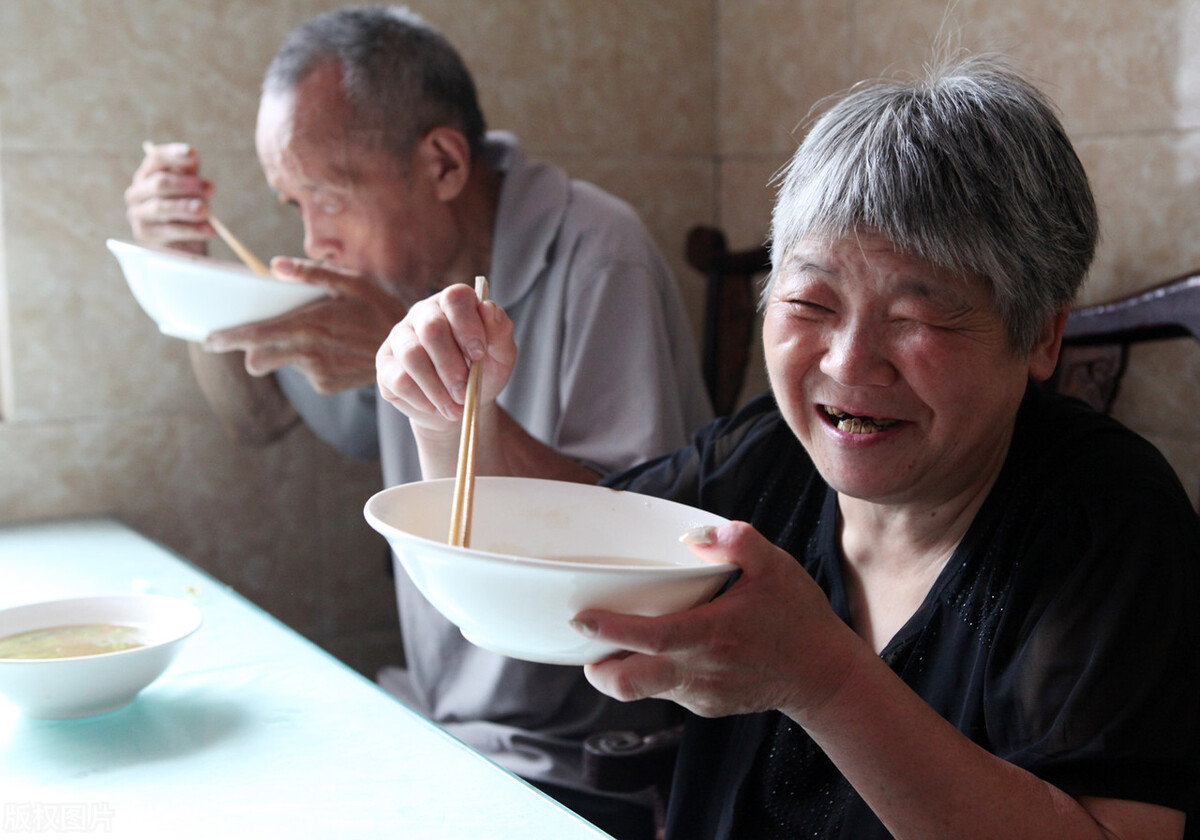 老人健康是吃出来的，6个饮食习惯若是养成，健康长寿与你有缘