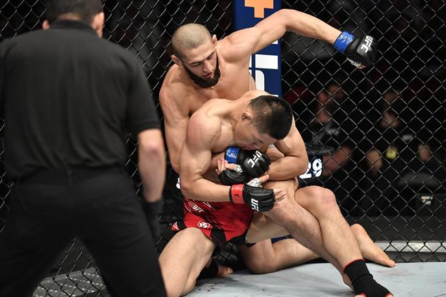 UFC | 首回合即被降服 李景亮决不认输被裸绞晕倒