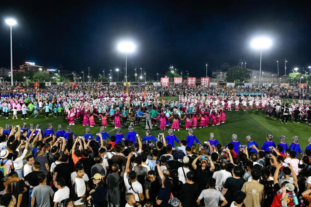 6月17日，村民在贵州“村超”足球赛开赛前表演民族舞蹈。新华社记者杨文斌摄